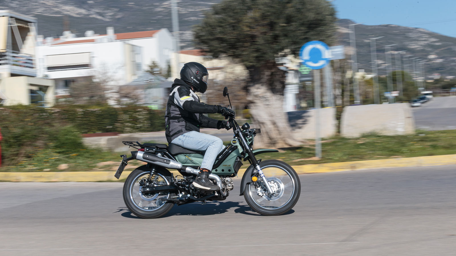 Στην αστική μετακίνηση, το Cross X χωράει παντού, στρίβει εύκολα και το χαμηλό του ύψος βοηθά απίστευτα μέσα στην κίνηση, ειδικά όταν τα φανάρια είναι συνεχόμενα και ο χώρος περιορισμένος. 