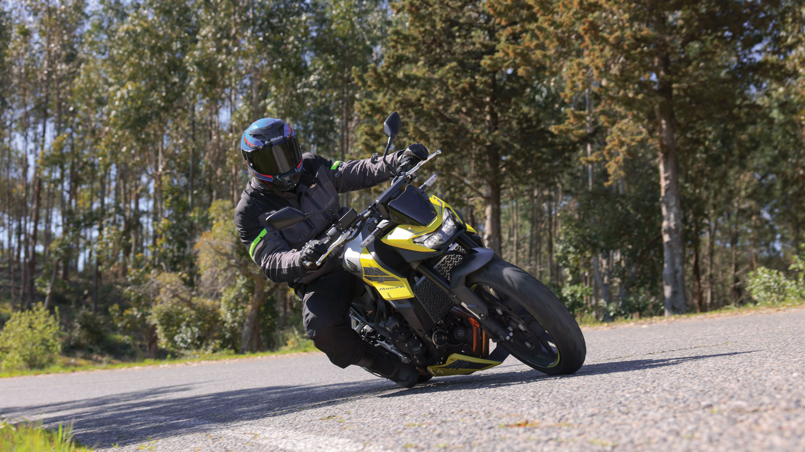 λώς ανοίγεις το γκάζι και ξεκινάς, με το σύστημα να διαχειρίζεται τη μετάδοση με τέτοια ομαλότητα που θυμίζει καλορυθμισμένο manual κιβώτιο. Στις χαμηλές ταχύτητες αυτό μεταφράζεται σε ξεκούραστη οδήγ