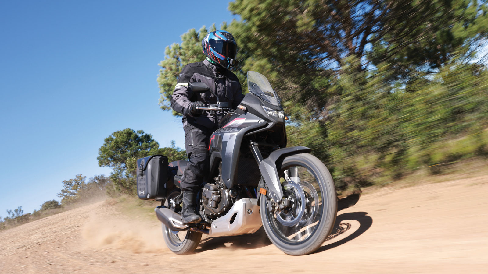 Το νέο setup έχει πιο σφιχτή αίσθηση και βελτιωμένο feedback σε κάθε τερέν αναβαθμίζοντας τη συνολική συμπεριφορά του Transalp.  Το μπροστινό δεν βουτάει και έχει  πιο στιβαρή συμπεριφορά καταπίνοντας