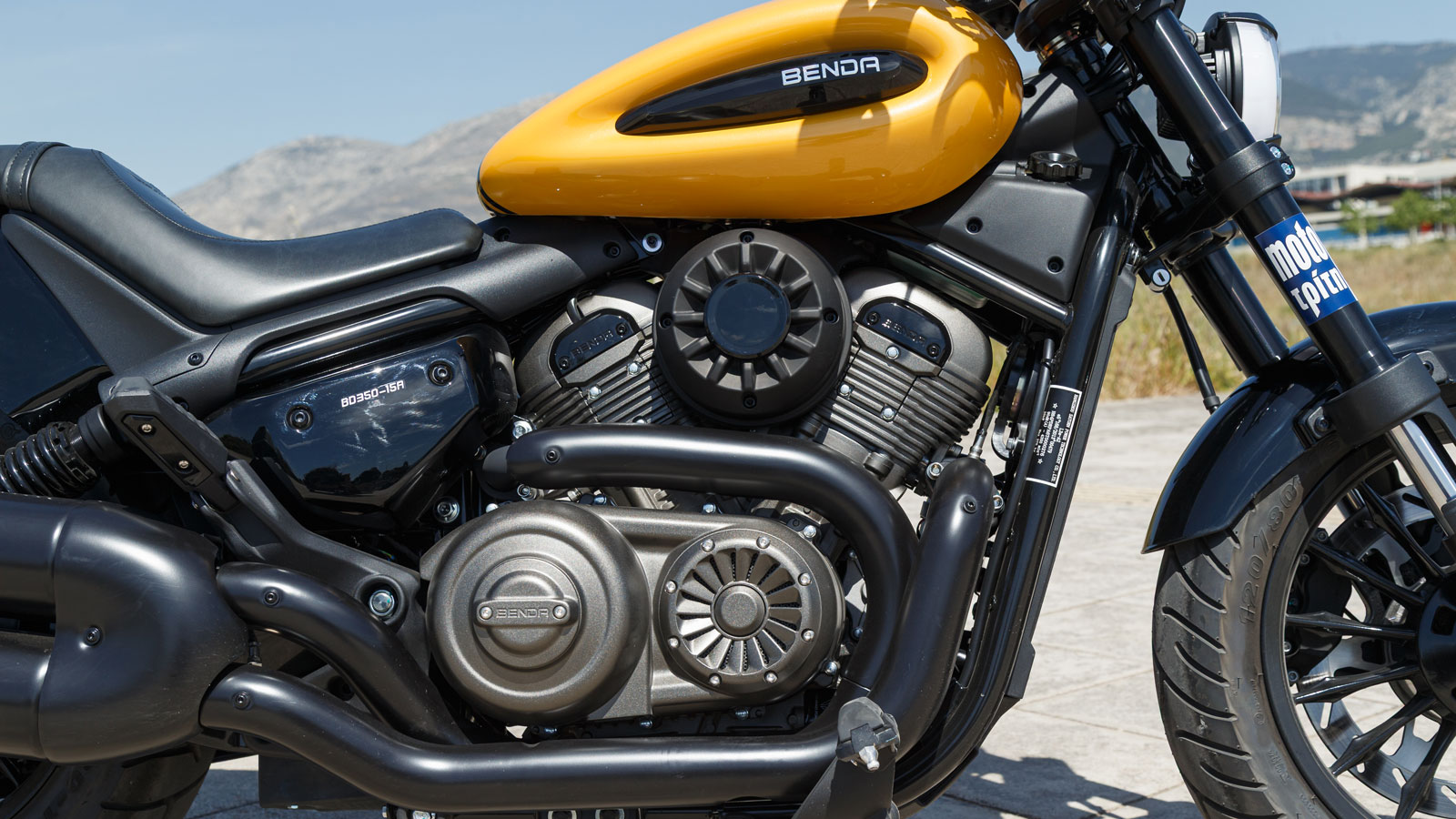 Στην καρδιά του Chinchilla βρίσκεται ένας V-twin κινητήρας 343 κ.εκ., υγρόψυκτος, 8-βάλβιδος με έναν εκκεντροφόρο επικεφαλής (SOHC) και πληροί τις προδιαγραφές Euro 5+. Αποδίδει 33,5 ίππους στις 8.700