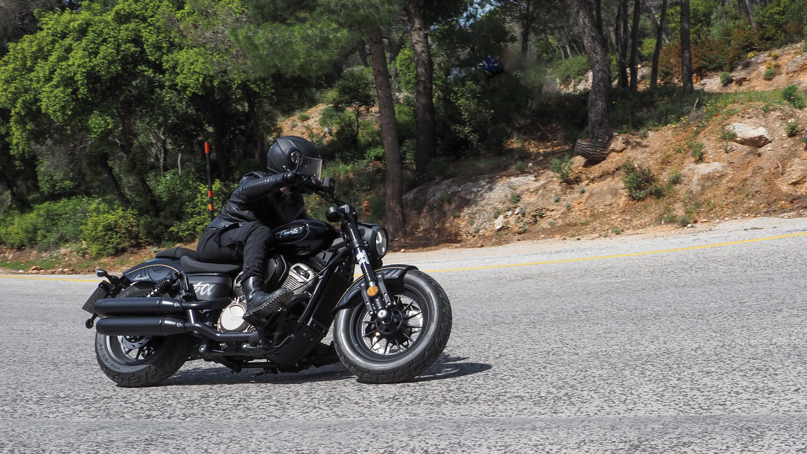 Παρά το μεγάλο της μέγεθος και την επιβλητική εικόνα, η Chinchilla 500 κινείται πιο εύκολα μέσα στην πόλη απ¶ όσο περιμένεις. 