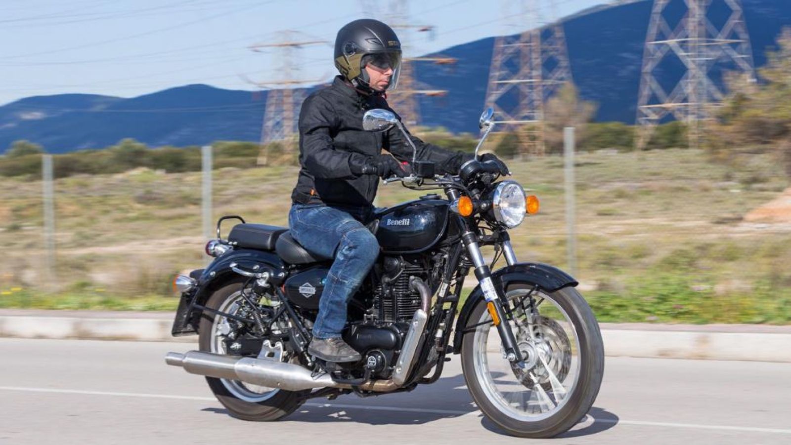 Benelli Imperiale 400 - Αυθεντική αίσθηση ρετρό οδήγησης με σύγχρονα περιφερειακά ασφαλείας.