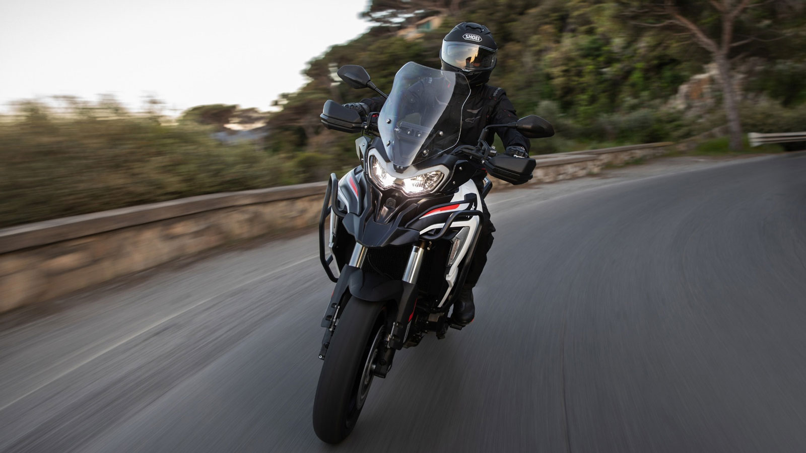 Το Benelli TRK 702 αποτελεί τη φυσική συνέχεια της επιτυχημένης οικογένειας TRK και σηματοδοτεί την είσοδο της ιταλικής φίρμας στη μεσαία κατηγορία adventure–touring. 