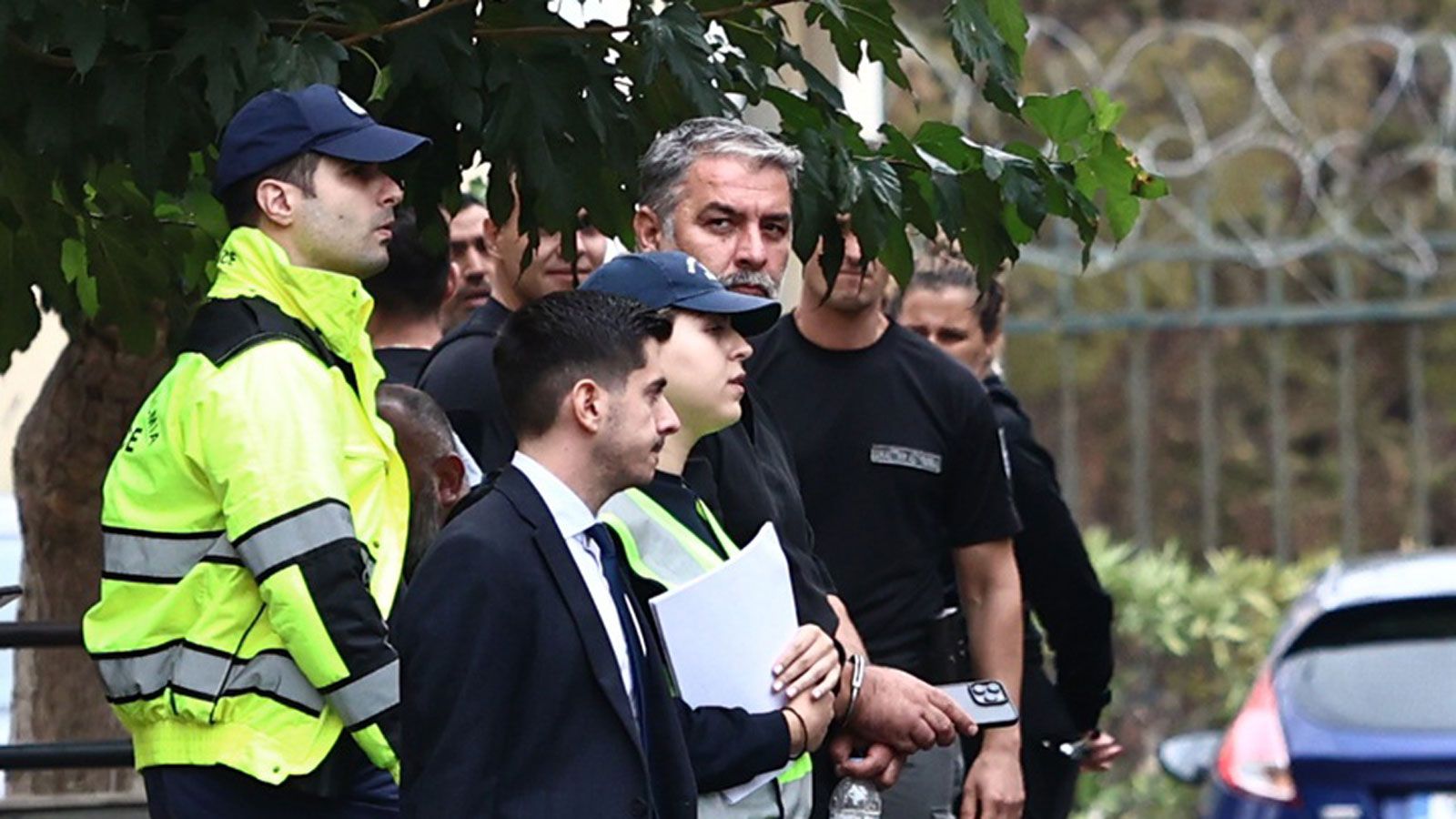 Τα ξημερώματα του Σαββάτου 27 Σεπτεμβρίου, ο ηθοποιός Βασίλης Μπισμπίκης ενεπλάκη σε τροχαίο στη Φιλοθέη. Σύμφωνα με πληροφορίες, το όχημά του προκάλεσε φθορές σε σταθμευμένα αυτοκίνητα και σε μια γκα