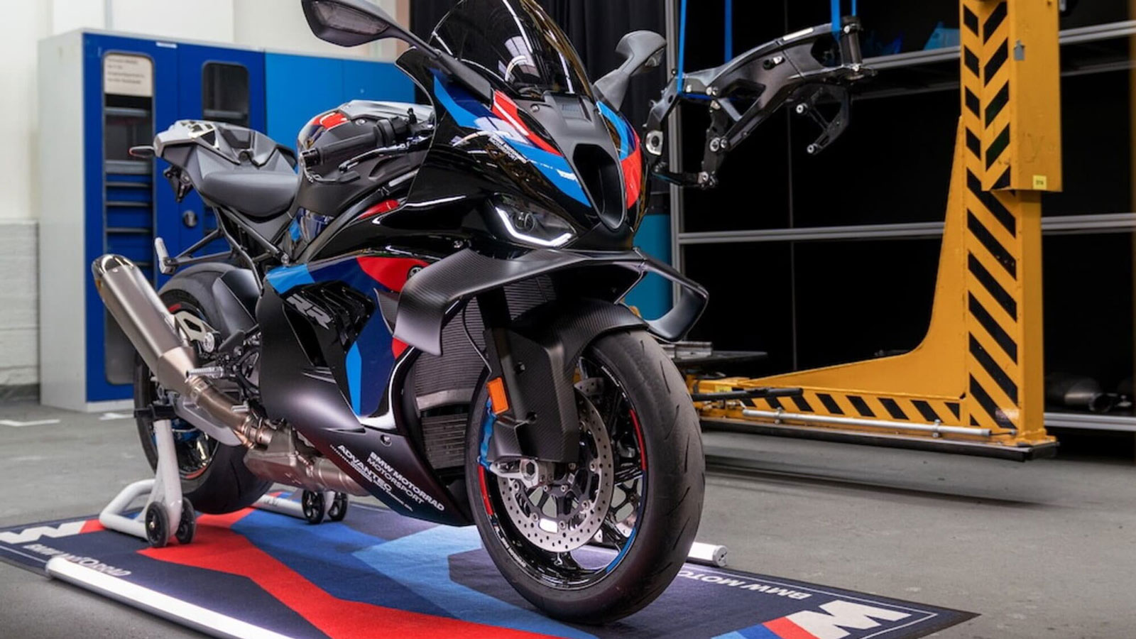 Νέο πλαίσιο για την M 1000 RR και νέα M Track Packages