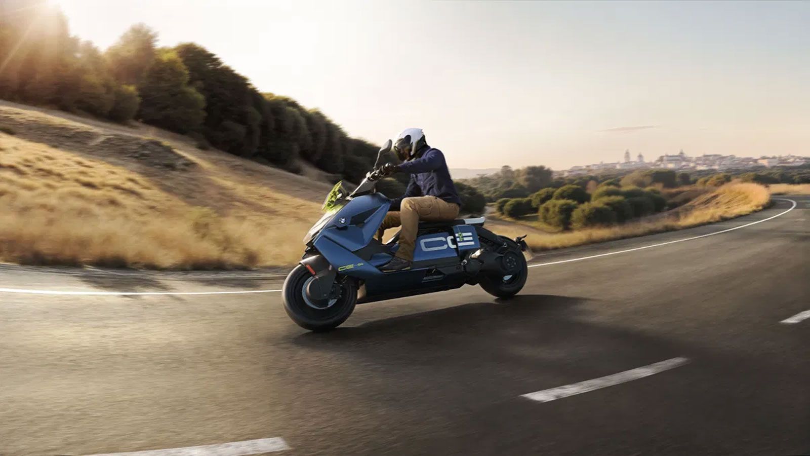 Η BMW ανανεώνει το CE 04, το ηλεκτρικό scooter-ναυαρχίδα της, με στόχο να ενισχύσει την ήδη premium εικόνα του μοντέλου στην κατηγορία. Η ανανέωση του BMW CE 04 2024 φέρνει νέα χρώματα και νέες εκδόσε Η BMW ανανεώνει το CE 04, το ηλεκτρικό scooter-ναυαρχίδα της, με στόχο να ενισχύσει την ήδη premium εικόνα του μοντέλου στην κατηγορία. Η ανανέωση του BMW CE 04 2024 φέρνει νέα χρώματα και νέες εκδόσε