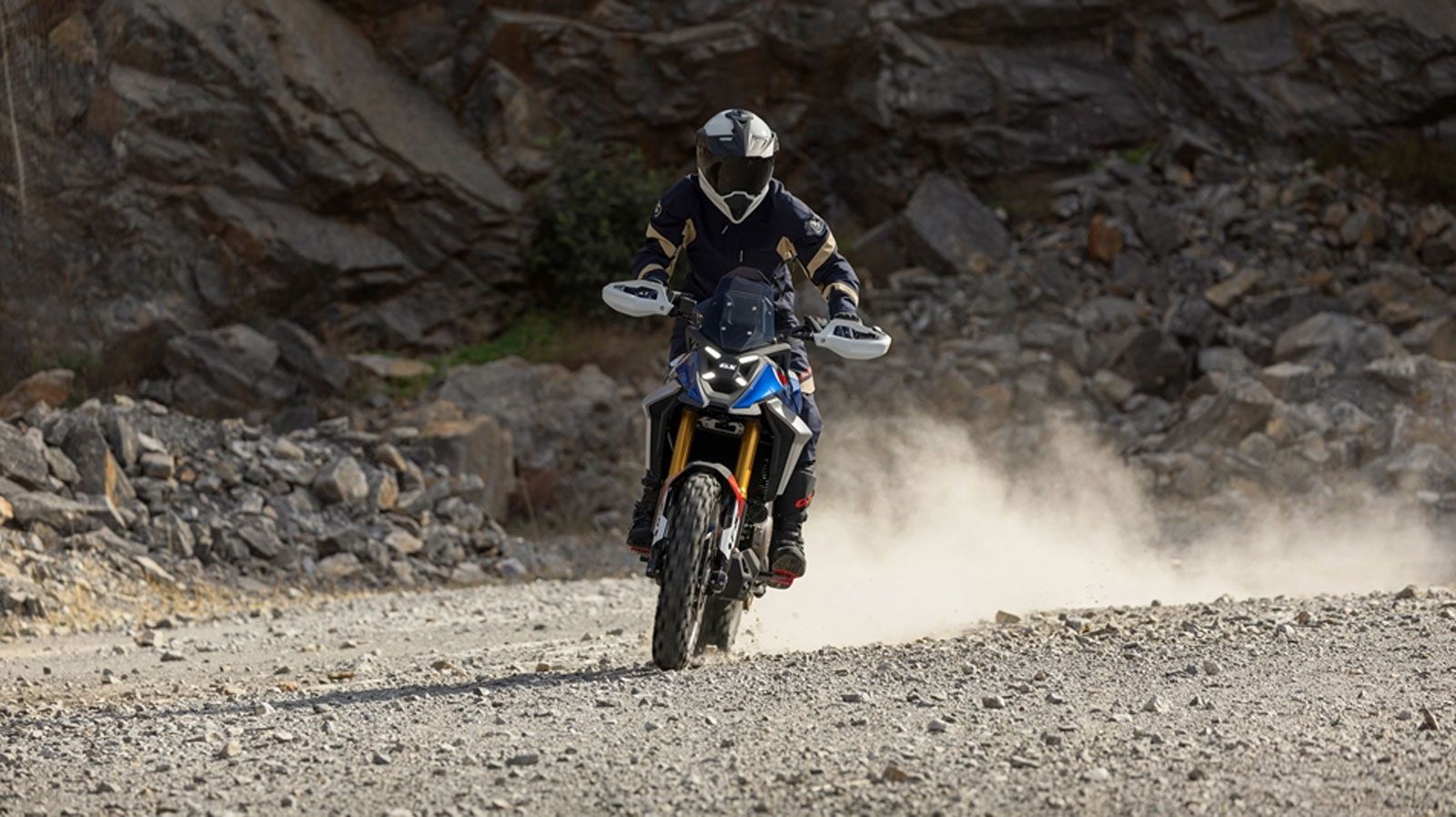 Η BMW ανακοίνωσε ειδική τιμολογιακή πολιτική για την ολοκαίνουργια F 450 GS, μειώνοντας την τελική τιμή και στις τέσσερις εκδόσεις χάρη στο όφελος προ παραγγελίας των 500 ευρώ. Η BMW ανακοίνωσε ειδική τιμολογιακή πολιτική για την ολοκαίνουργια F 450 GS, μειώνοντας την τελική τιμή και στις τέσσερις εκδόσεις χάρη στο όφελος προ παραγγελίας των 500 ευρώ.