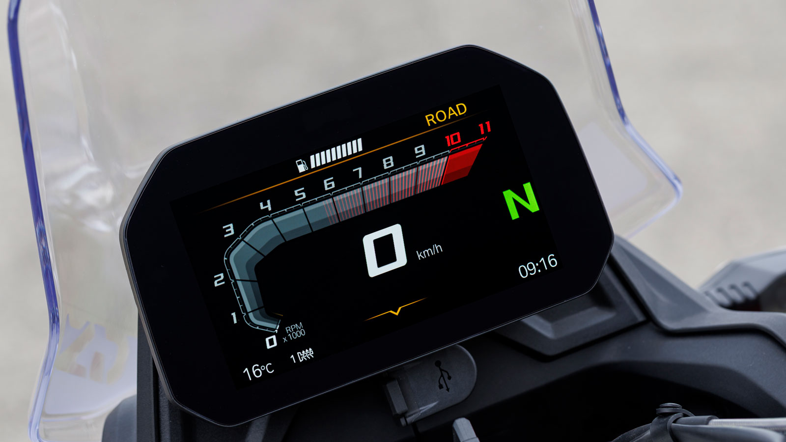 Και επειδή είναι GS, δανείζεται τη μεγάλη TFT οθόνη 6,5 ιντσών που βλέπουμε στα μεγαλύτερα και ακριβότερα μοντέλα της εταιρείας.