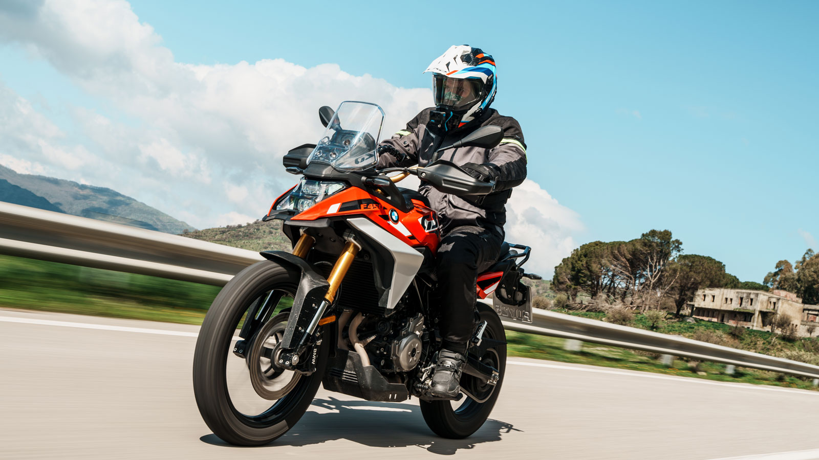 Από την πρώτη ματιά, η επιρροή από τα μεγαλύτερα GS είναι ξεκάθαρη, με τον χαρακτηριστικό προβολέα σε διάταξη Χ να αποτελεί βασικό στοιχείο της ταυτότητάς του. Τα κοντά σε μήκος πλαϊνά πλαστικά αφήνου