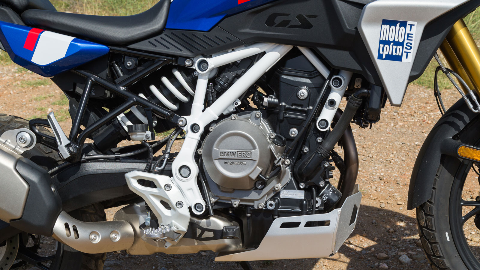 Στην καρδιά της F 450 GS συναντάμε έναν ολοκαίνουργιο δικύλινδρο κινητήρα 420 κ.εκ., συμβατό με τις προδιαγραφές Euro 5+, ο οποίος διαθέτει δύο επικεφαλής εκκεντροφόρους και διάστηματα ανάφλεξης 135 μ