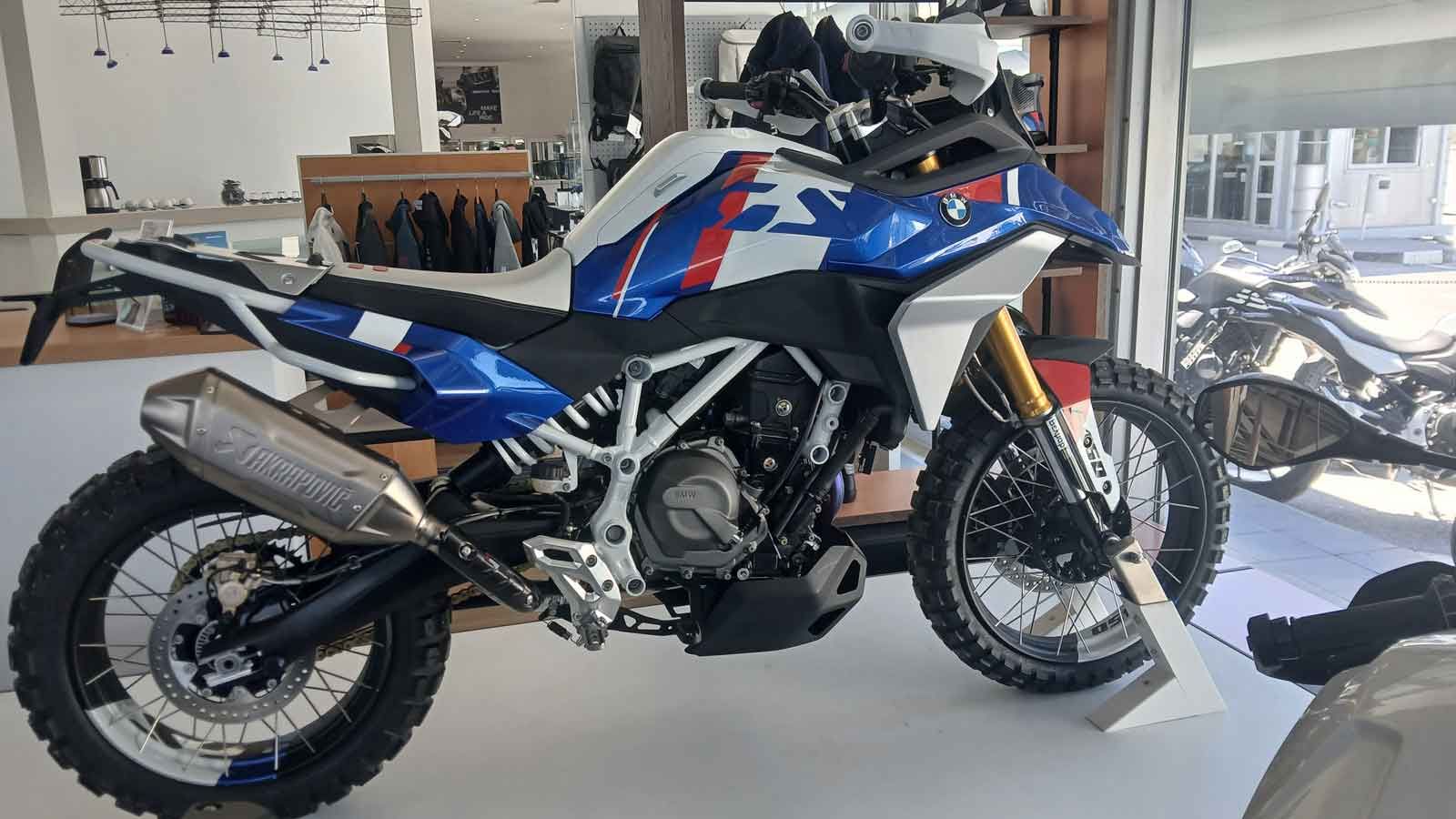 Η F450 GS αποτελεί το πρωτότυπο μοντέλο της BMW που παρουσιάστηκε στη Διεθνή Έκθεση Μοτοσυκλέτας EICMA στο Μιλάνο τον Νοέμβριο του 2024 και ήδη έχει δημιουργήσει μεγάλη αίσθηση στον χώρο των μοτοσυκλε Η F450 GS αποτελεί το πρωτότυπο μοντέλο της BMW που παρουσιάστηκε στη Διεθνή Έκθεση Μοτοσυκλέτας EICMA στο Μιλάνο τον Νοέμβριο του 2024 και ήδη έχει δημιουργήσει μεγάλη αίσθηση στον χώρο των μοτοσυκλε