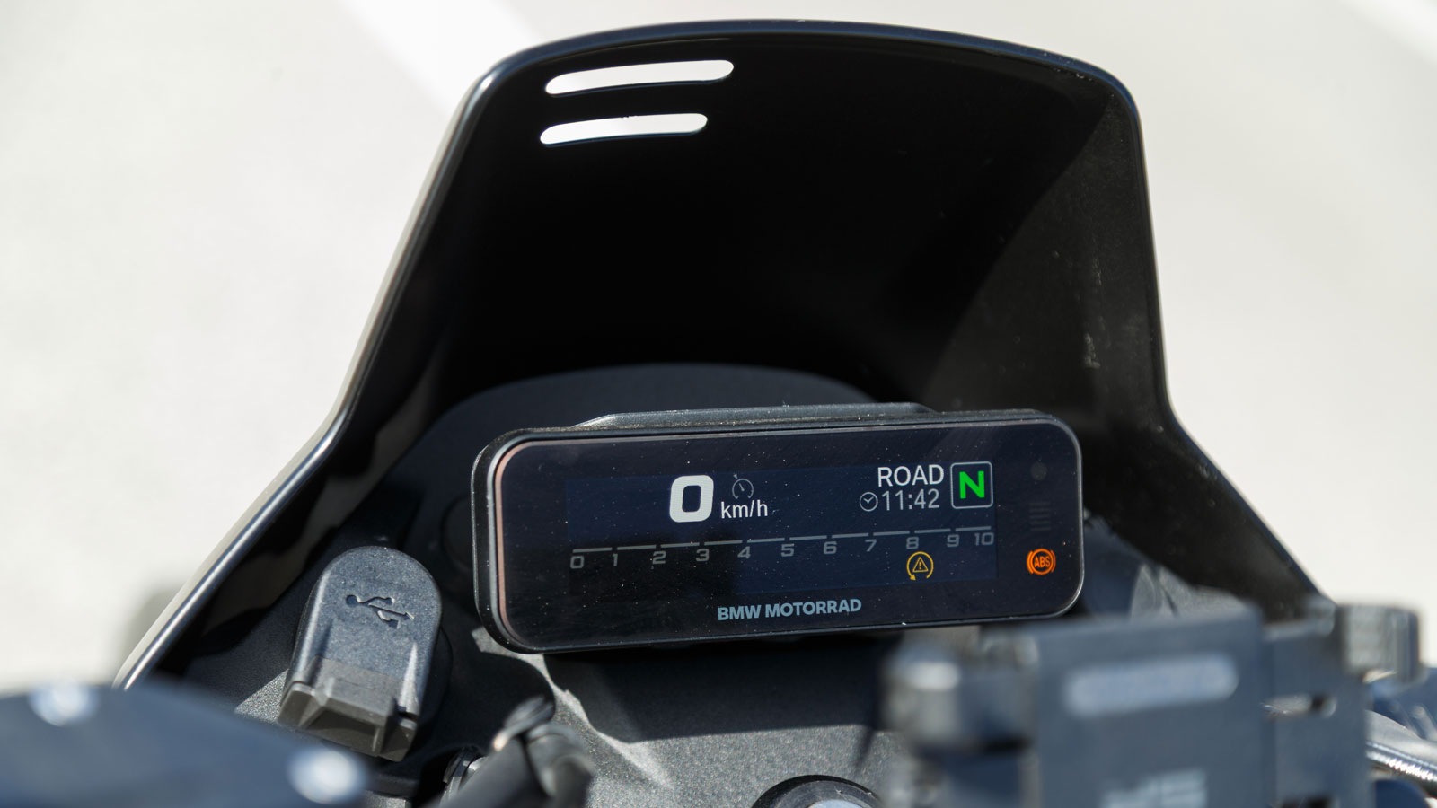 Ο αναβάτης λαμβάνει τις διαθέσιμες πληροφορίες μέσω ενός παραδοσιακού στρογγυλού αναλογικού ταχύμετρου με μια μικρή ενσωματωμένη οθόνη στο κέντρο. 