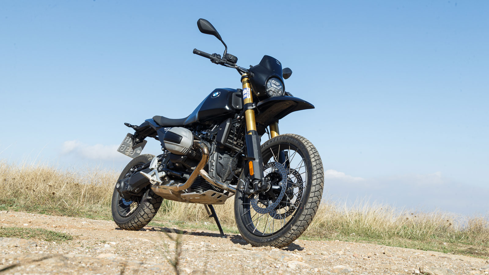 Από τα στενά της πόλης, στον επαρχιακό δρόμο και σε κάθε δύσβατο χωμάτινο μονοπάτι, πάνω στη σέλα του R12 G/S δεν σταματά ποτέ να σε κάνει να χαμογελάς. Το παρελθόν είναι η εγγύηση για το μέλλον.