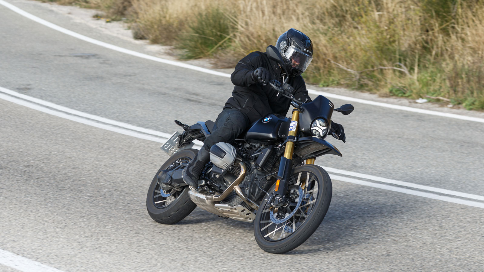 Το R12 G/S απεχθάνεται τη ρουτίνα και όσο και αν μπορεί να επιτελέσει καθημερινά καθήκοντα χάρη στην εποπτική θέση οδήγησης, το κοφτερό τιμόνι και τη ραφινάτη απόδοση κινητήρα-κιβωτίου στις χαμηλές τα