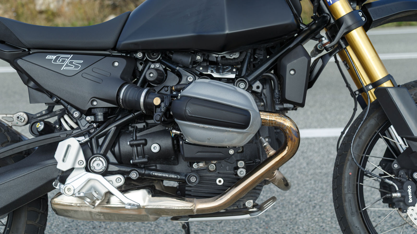 Το R12 κινείται από τον αειθαλή δικύλινδρο 8βάλβιδο αερό/ελαιόψυκτο Boxer  των 1170κ.εκ.  ο οποίος αποδίδει 109 ίππους στις 7.000σαλ. και μέγιστη ροπή 11,7kg-m στις 6.500σαλ. 