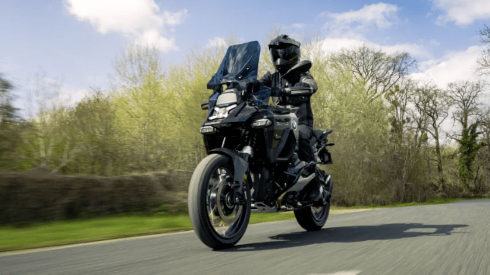 Η BMW Motorrad παρουσιάζει τη νέα BMW R1300 GS Adventure Dark Edition, μια ειδική έκδοση με έντονο χαρακτήρα, που όμως θα διατεθεί αποκλειστικά στη γαλλική αγορά. 
