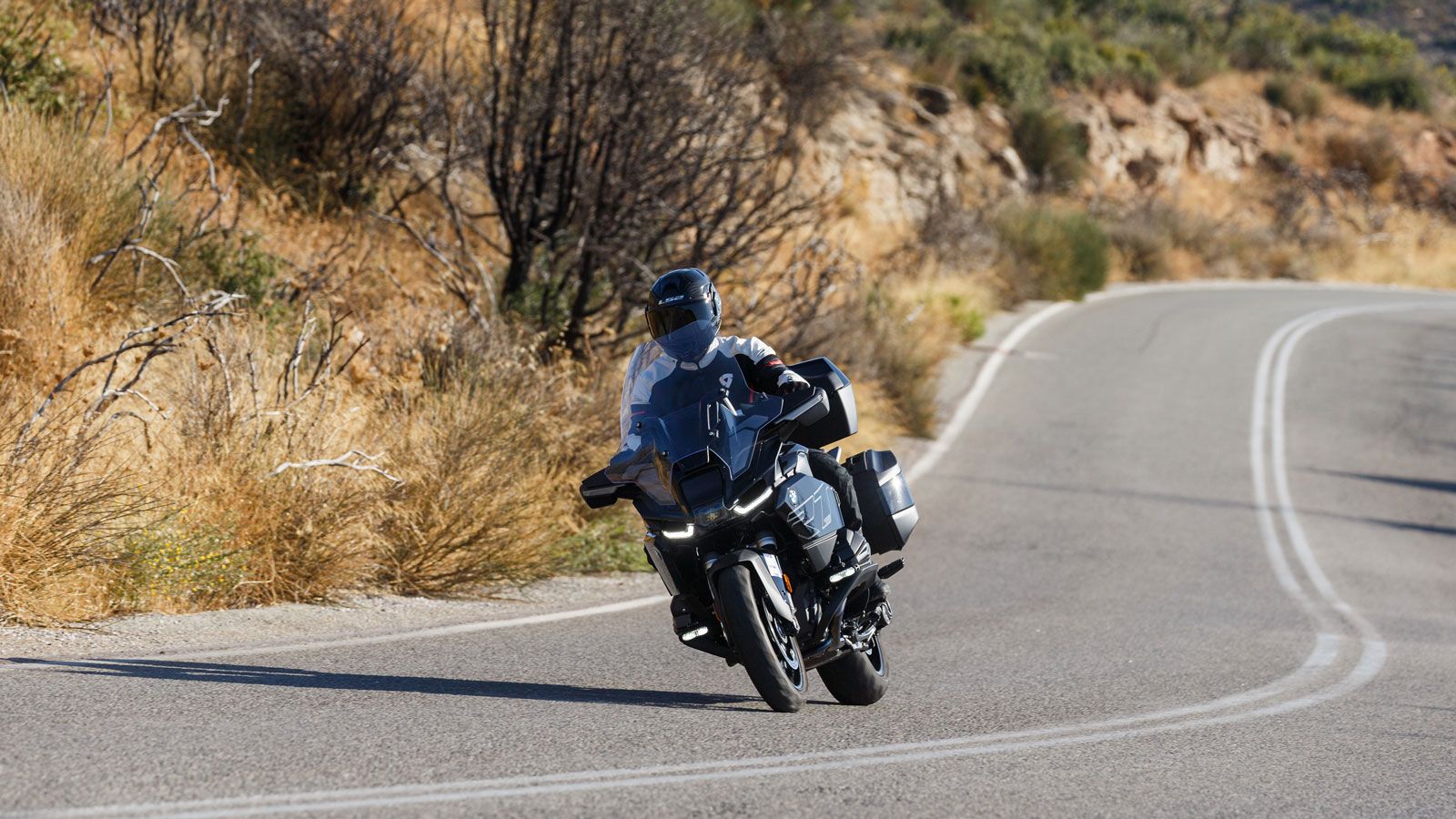 Το απερχόμενο R 1250 RT ήταν ήδη ένα από τα καλύτερα long-distance tourer και το νέο R 1300 RT είναι ακόμα καλύτερο χάρη στον επιπλέον δυναμισμό κινητήρα και πλαισίου, την άνεση και τον εξοπλισμό του.