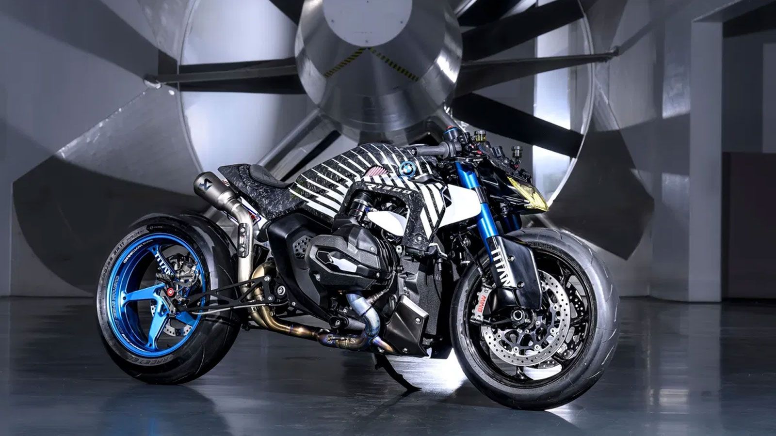Η BMW παρουσίασε ένα concept που φέρει το όνομα Titan και βασίζεται στο νέο R1300 R, προκαλώντας αίσθηση στον κόσμο των δύο τροχών. Πρόκειται για μια δημιουργία εκτός εμπορικού προγράμματος, καρπός εσ Η BMW παρουσίασε ένα concept που φέρει το όνομα Titan και βασίζεται στο νέο R1300 R, προκαλώντας αίσθηση στον κόσμο των δύο τροχών. Πρόκειται για μια δημιουργία εκτός εμπορικού προγράμματος, καρπός εσ