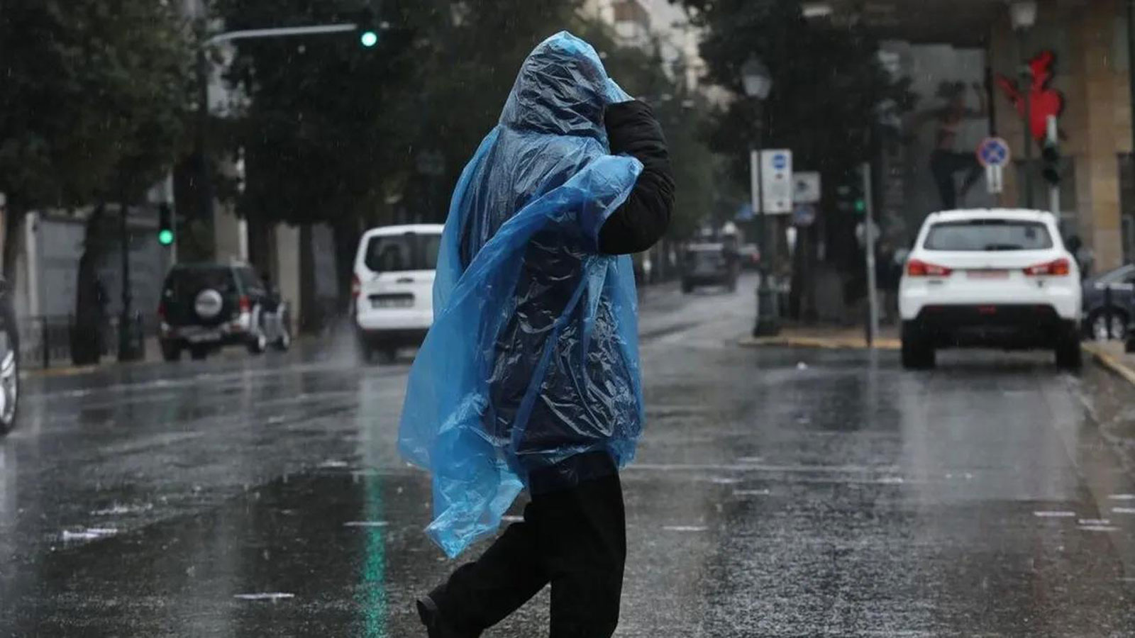 Κακοκαιρία Byron: Πότε η απουσία από την εργασία θεωρείται «δικαιολογημένη» – Τι ισχύει σε δημόσιο και ιδιωτικό τομέα