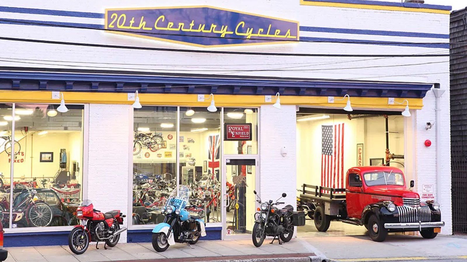 Το 2010, ο Τζόελ εγκαινίασε το «20th Century Cycles» στο Oyster Bay της Νέας Υόρκης. Ο χώρος δημιουργήθηκε με τρόπο που θύμιζε παλιό συνεργείο δεκαετίας του Ά50, γεμάτο ατμόσφαιρα και αυθεντικότητα
