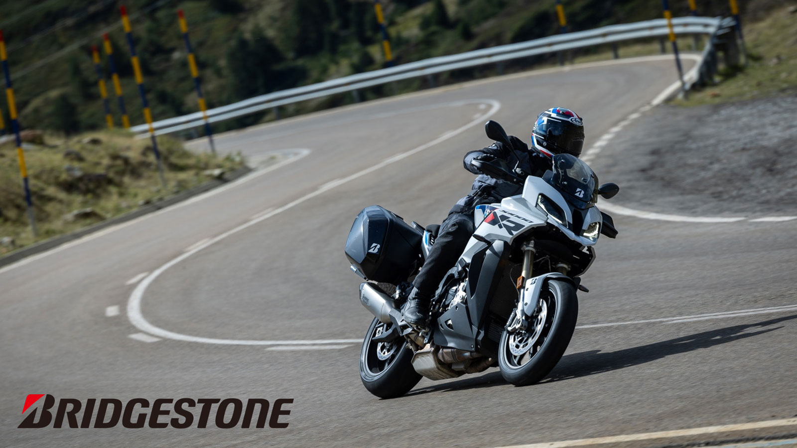 Τα νέα Sport Touring ελαστικά T33 της Bridgestone, χρησιμοποιούν ένα νέο μείγμα γόμας, που προσφέρει καλύτερη χιλιομετρική απόδοση, αλλά και πρόσφυση. 