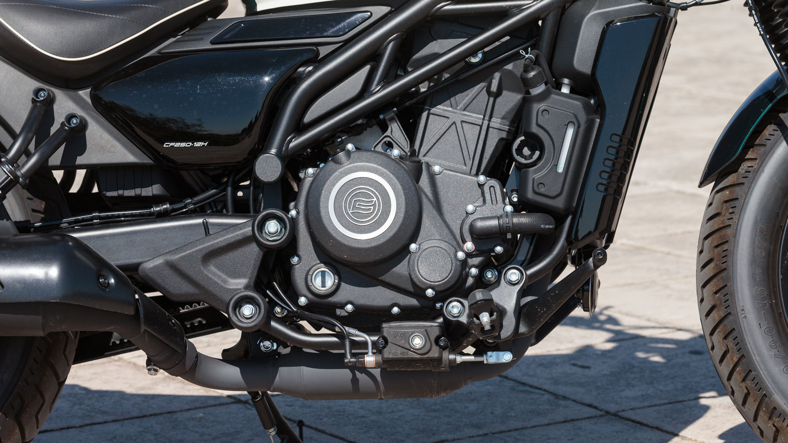 Στο επίκεντρο του CFMOTO 250CL-C βρίσκεται ο αναβαθμισμένος μονοκύλινδρος, υγρόψυκτος κινητήρας DOHC 249 κ.εκ., ο οποίος έχει σχεδιαστεί για να προσφέρει μια εμπειρία οδήγησης χαλαρή, γραμμική και χωρ