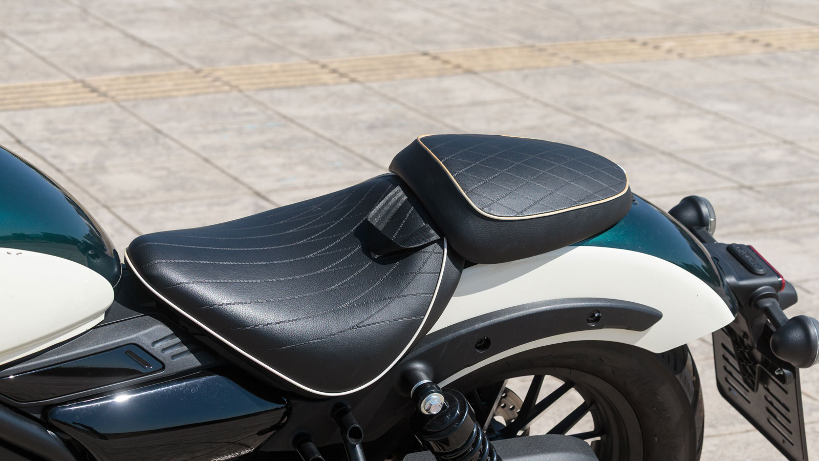 Η χαμηλή σιλουέτα εμπνέει σιγουριά σε εκκινήσεις και σταματήματα, ενώ η κατανομή βάρους το κάνει απρόσμενα ευέλικτο. 