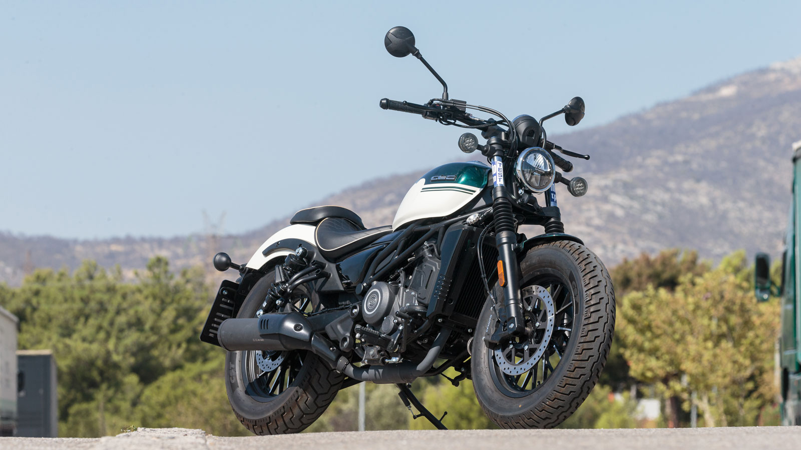 Το CFMOTO 250CL-C ακολουθεί το σχεδιαστικό DNA της σειράς CL-C και αποπνέει έντονη βρετανική γοητεία, που παραπέμπει σε κλασικά cruiser μιας άλλης εποχής. 