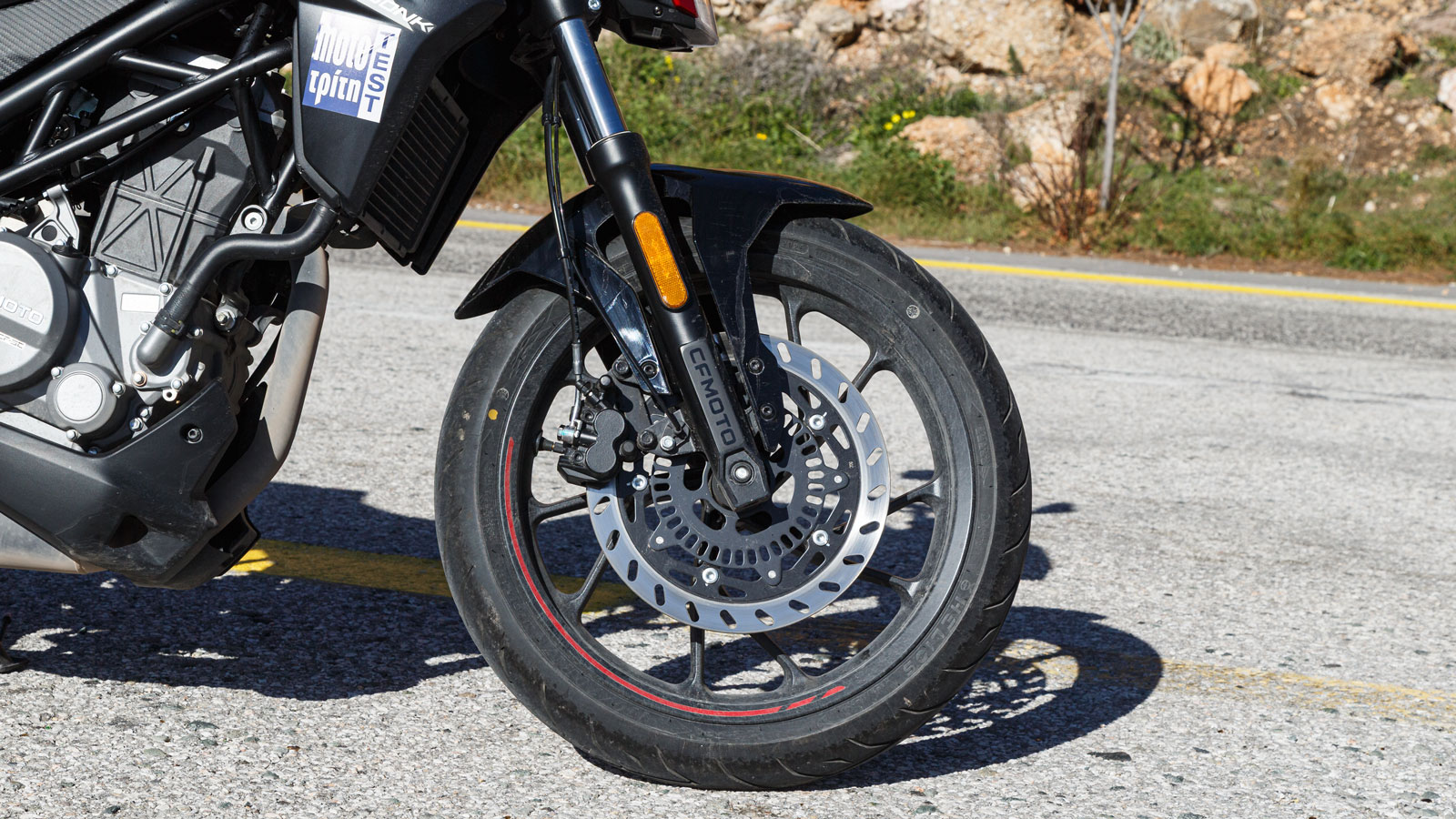 Όσον αφορά το σύστημα φρένων, εμπρός τοποθετείται δίσκος διαμέτρου 292 χιλιοστών με διπίστονη δαγκάνα, ενώ πίσω υπάρχει δίσκος 220 χιλιοστών με δαγκάνα ενός εμβόλου, όπου κάνουν το 100-0 χλμ/ώρα σε 50