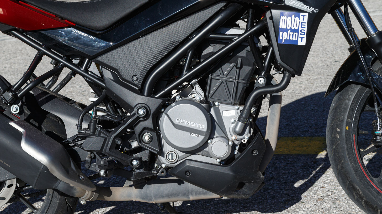 Ο μονοκύλινδρος υδρόψυκτος κινητήρας των 249 κ.εκ. είναι ένα σύνολο που συνδυάζει σβέλτο χαρακτήρα με πολιτισμένη λειτουργία, προσφέροντας ουσία τόσο σε καθημερινή χρήση όσο και σε πιο ζωηρούς ρυθμούς