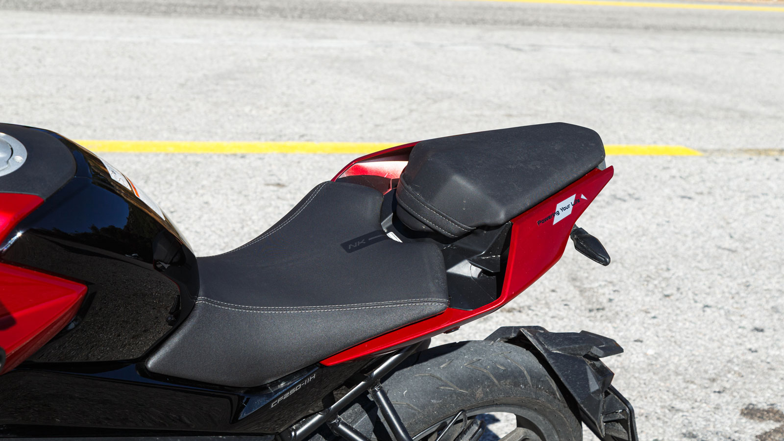 Ανεβαίνοντας πάνω στη μοτοσυκλέτα, διαπιστώνεις το πόσο «μανιτζέβελο» είναι το 250ΝΚ. Αυτό οφείλεται στο γεγονός ότι το βάρος του δεν ξεπερνάει τα 151 κιλά γεμάτο και το ύψος της σέλας φτάνει μέχρι τα