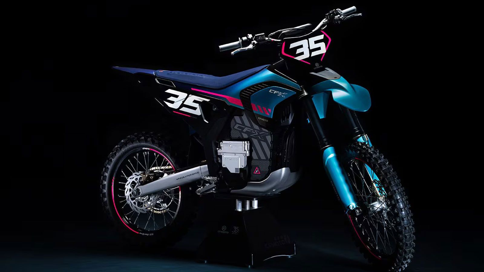 Το CF-X αποτελεί την πρώτη ηλεκτρική off-road πρόταση της CFMoto και ενσωματώνει ένα από τα πιο καινοτόμα θερμικά συστήματα που έχουμε δει σε δίκυκλο. Το CF-X αποτελεί την πρώτη ηλεκτρική off-road πρόταση της CFMoto και ενσωματώνει ένα από τα πιο καινοτόμα θερμικά συστήματα που έχουμε δει σε δίκυκλο.