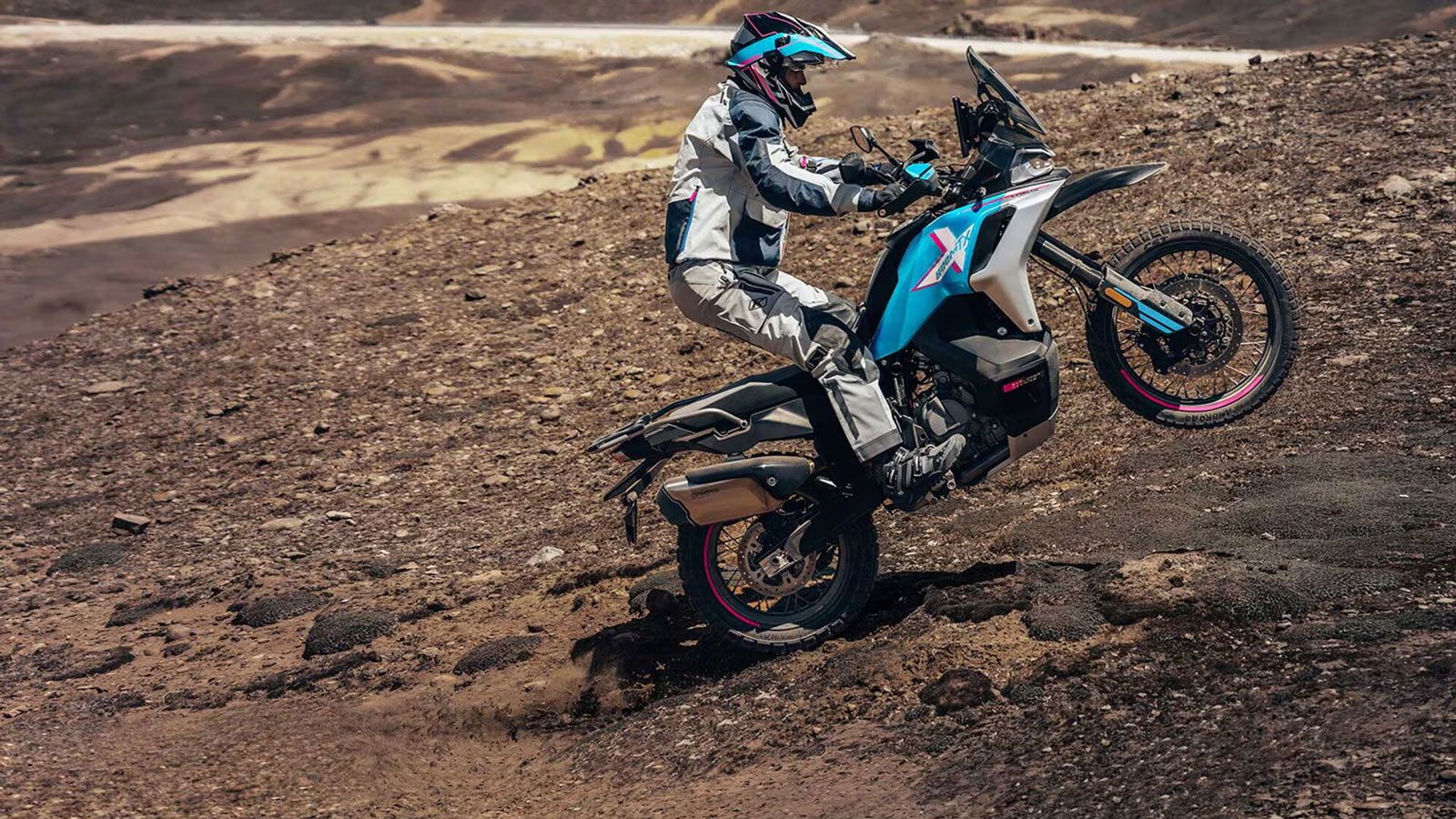 Η CFMOTO ετοιμάζει το πρώτο της τρικύλινδρο Adventure, το νέο 1000 MT-X, που θα ανεβάσει τον κυβισμό της εταιρείας για πρώτη φορά στη ζώνη του ενός λίτρου. Οι πληροφορίες έρχονται από τον ισπανό εισαγ Η CFMOTO ετοιμάζει το πρώτο της τρικύλινδρο Adventure, το νέο 1000 MT-X, που θα ανεβάσει τον κυβισμό της εταιρείας για πρώτη φορά στη ζώνη του ενός λίτρου. Οι πληροφορίες έρχονται από τον ισπανό εισαγ