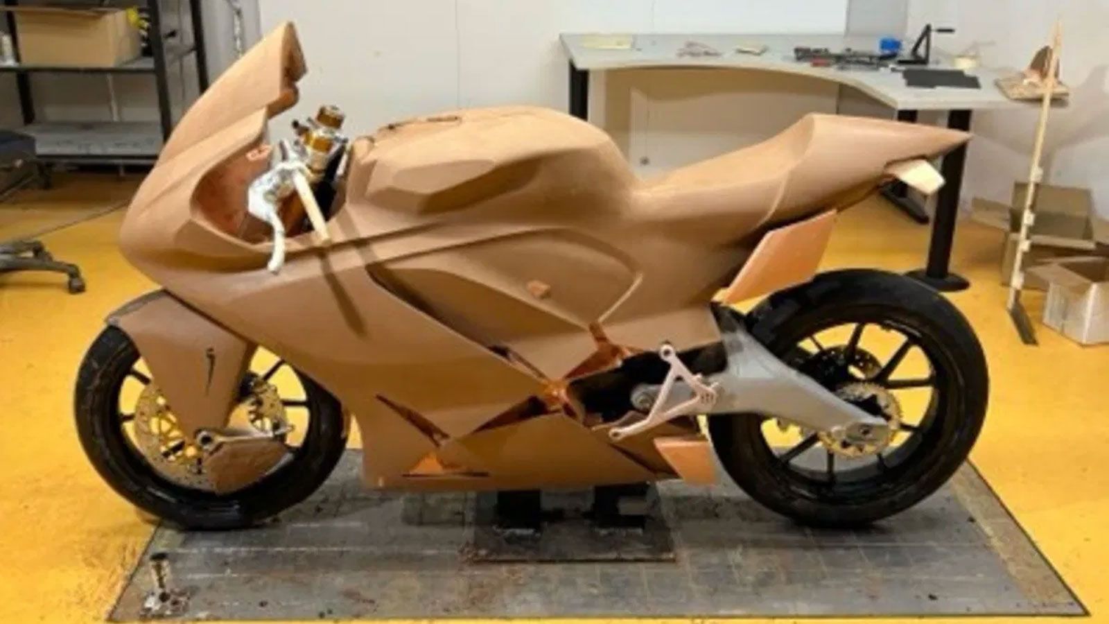 Η καναδική Damon Motorcycles παρουσίασε για πρώτη φορά το ολοκληρωμένο clay μοντέλο του Hypersport Race (HSR). Πρόκειται για το κρίσιμο στάδιο όπου το σχέδιο περνά από την οθόνη σε φυσική μορφή, επιτρ