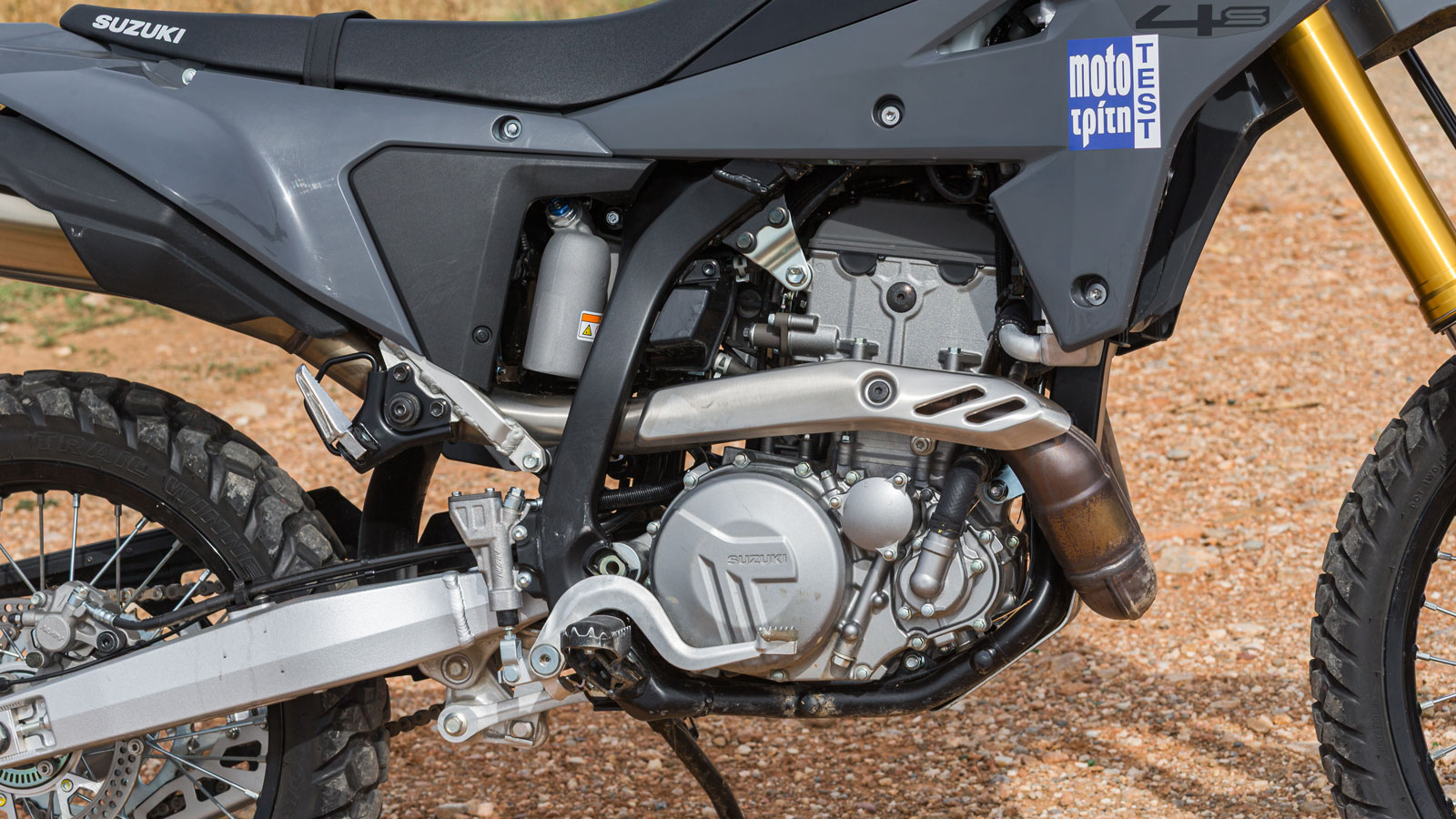 Ο κινητήρας του νέου Suzuki DR-Z 4S αποτελεί μια βαθιά ανανεωμένη εκδοχή του μονοκύλινδρου των DR-Z 400, διατηρώντας την ίδια αρχιτεκτονική αλλά ενσωματώνοντας σχεδόν σε κάθε σημείο ουσιαστικές και πι