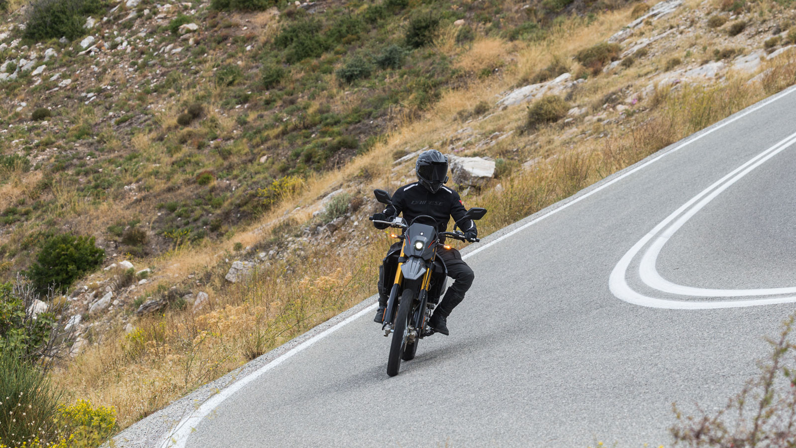 Το χαρακτηριστικό που έκανε αγαπητό στο μοτοσυκλετιστικό κοινό τόσο το κλασσικό DR-Z 400 (E, S, SM) όσο και το ανανεωμένο μοντέλο είναι πως πρόκειται για μια μοτοσυκλέτα παντός καιρού που πέραν των τα