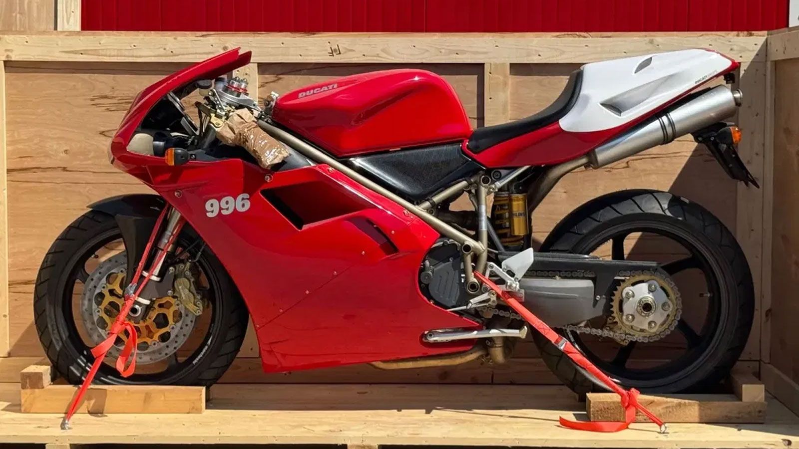 Μια Ducati 996 SPS του 1999, που παρέμεινε αχρησιμοποίητη και σφραγισμένη στο εργοστασιακό κιβώτιο μεταφοράς της για 25 ολόκληρα χρόνια, πουλήθηκε έναντι 63.000 ευρώ σε πρόσφατη δημοπρασία. 