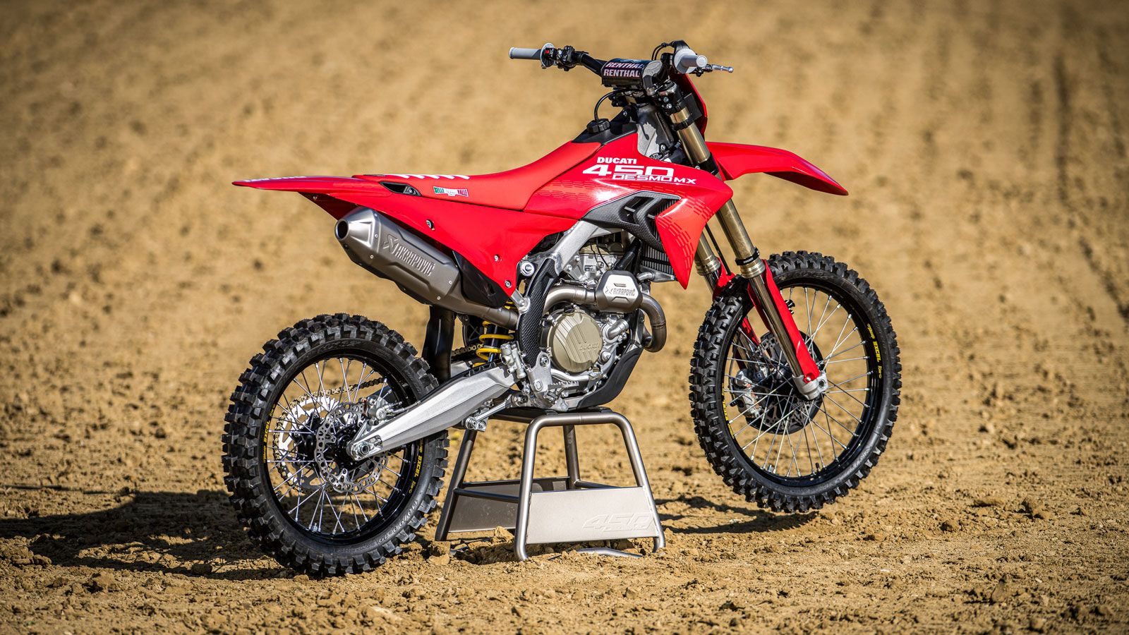 Η Ducati Desmo450 MX αποκτά τη δική της γκάμα αξεσουάρ, σχεδιασμένων σε συνεργασία με τη Ducati Corse Offroad. Η Ducati Desmo450 MX αποκτά τη δική της γκάμα αξεσουάρ, σχεδιασμένων σε συνεργασία με τη Ducati Corse Offroad.