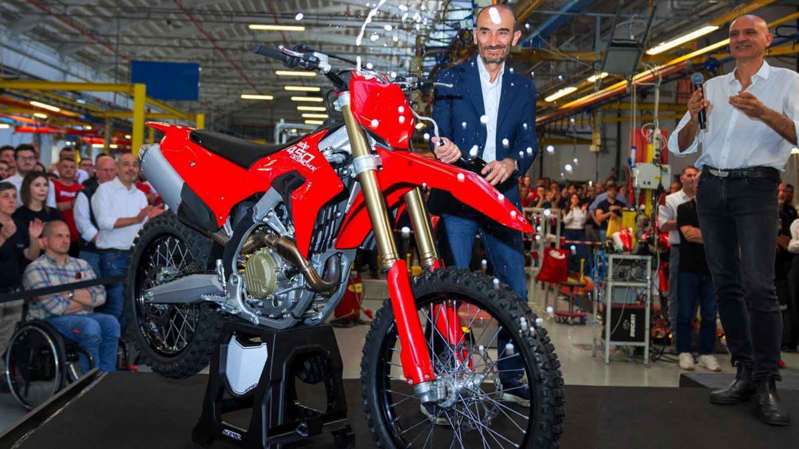Η Desmo450 MX αποτελεί την αρχή για τη σειρά off-road μοντέλων της Ducati και στοχεύει στην επέκταση της κοινότητας των Ducatisti. Η Desmo450 MX αποτελεί την αρχή για τη σειρά off-road μοντέλων της Ducati και στοχεύει στην επέκταση της κοινότητας των Ducatisti.