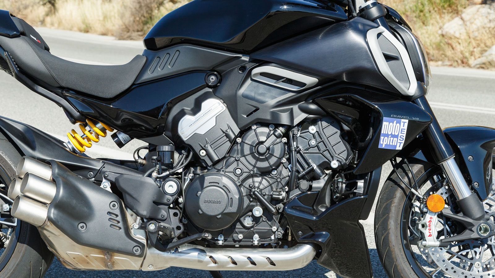 Ο V4 Granturismo των 1158 κυβικών είναι ο απόλυτος πρωταγωνιστής! Προερχόμενος από το Desmosedici Stradale της Panigale V4 και τη Streetfighter V4 αλλά με ηπιότερα χαρακτηριστικά, διαθέτει περιεχόμενη