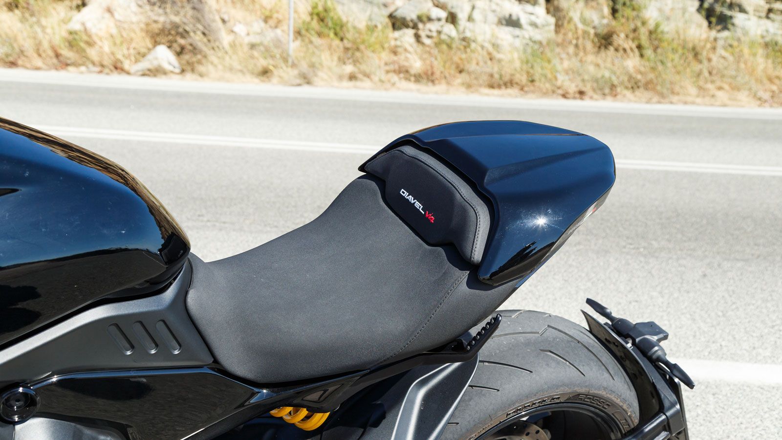 Η σέλα βρίσκεται στα 790 χιλιοστά ύψος για μεγαλύτερη ευκολία χειρισμού και το υλικό της δημιουργεί τις κατάλληλες συνθήκες φροντίδας για πολύωρη χρήση χωρίς σημάδια κόπωσης. 