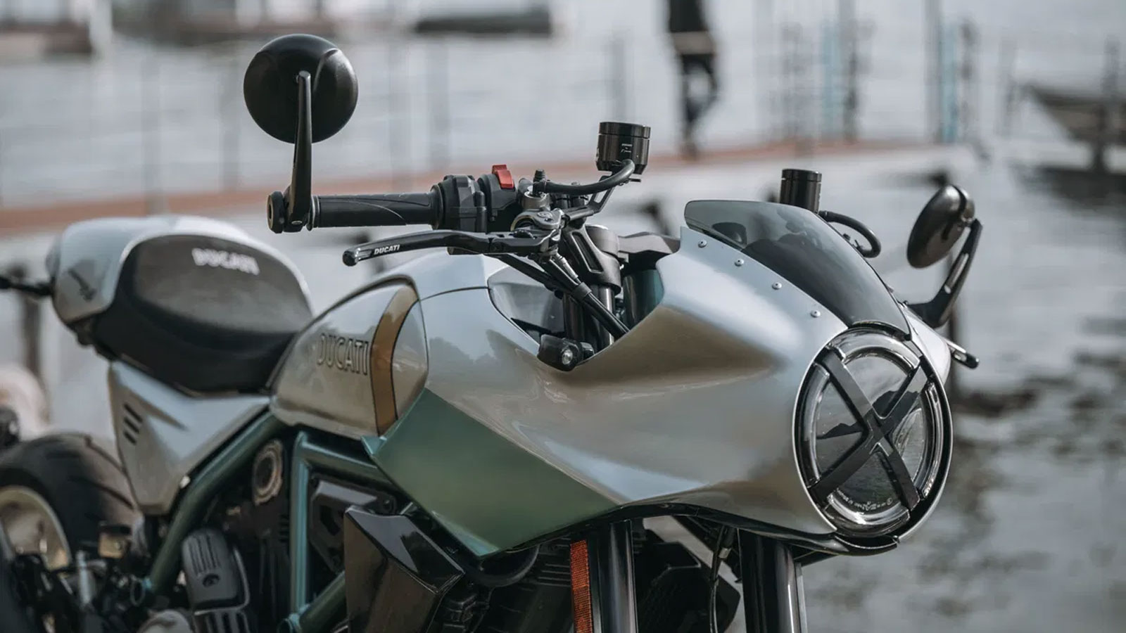 Η Ducati γιορτάζει έναν αιώνα ιστορίας με έναν τρόπο που κοιτάζει ξεκάθαρα πίσω – αλλά πατάει γερά στο σήμερα. 