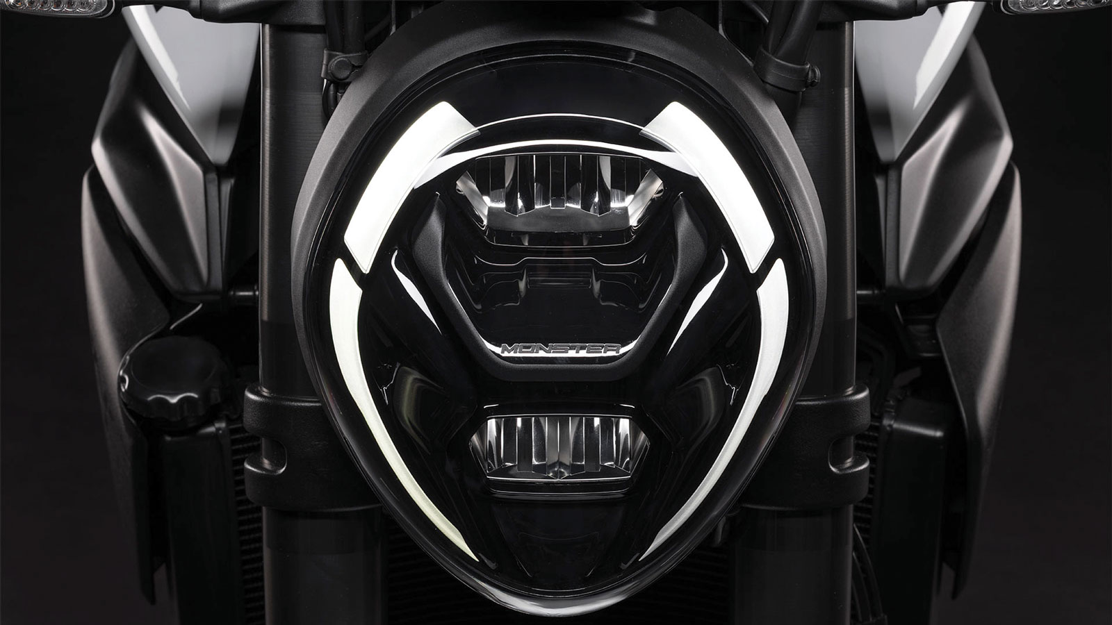 Το νέο full-LED φωτιστικό σώμα με τα χαρακτηριστικά DRL μισοφέγγαρα θυμίζει έντονα Diavel και υπογράφει την αισθητική αναβάθμιση του μοντέλου, ενώ οι κόκκινες ταινίες στους τροχούς και οι διπλές απολή