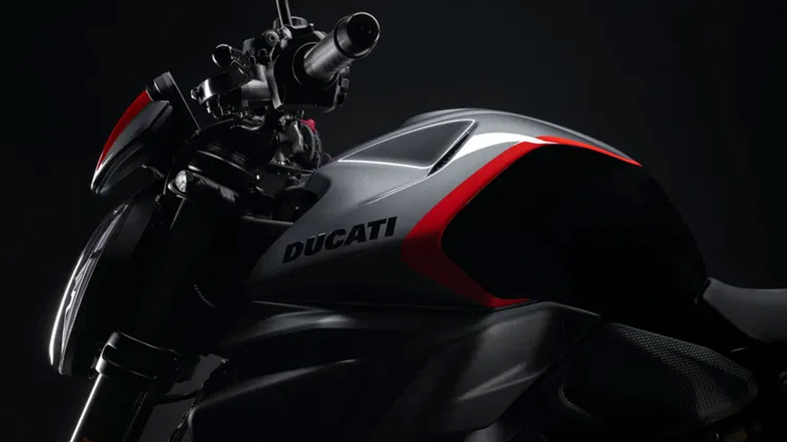 Η Ducati Monster V2 2026 αποκτά μια νέα εντυπωσιακή εμφάνιση, με τη Ducati να παρουσιάζει τη χρωματική έκδοση Sport Livery, η οποία έρχεται να εμπλουτίσει τη γκάμα του μοντέλου.