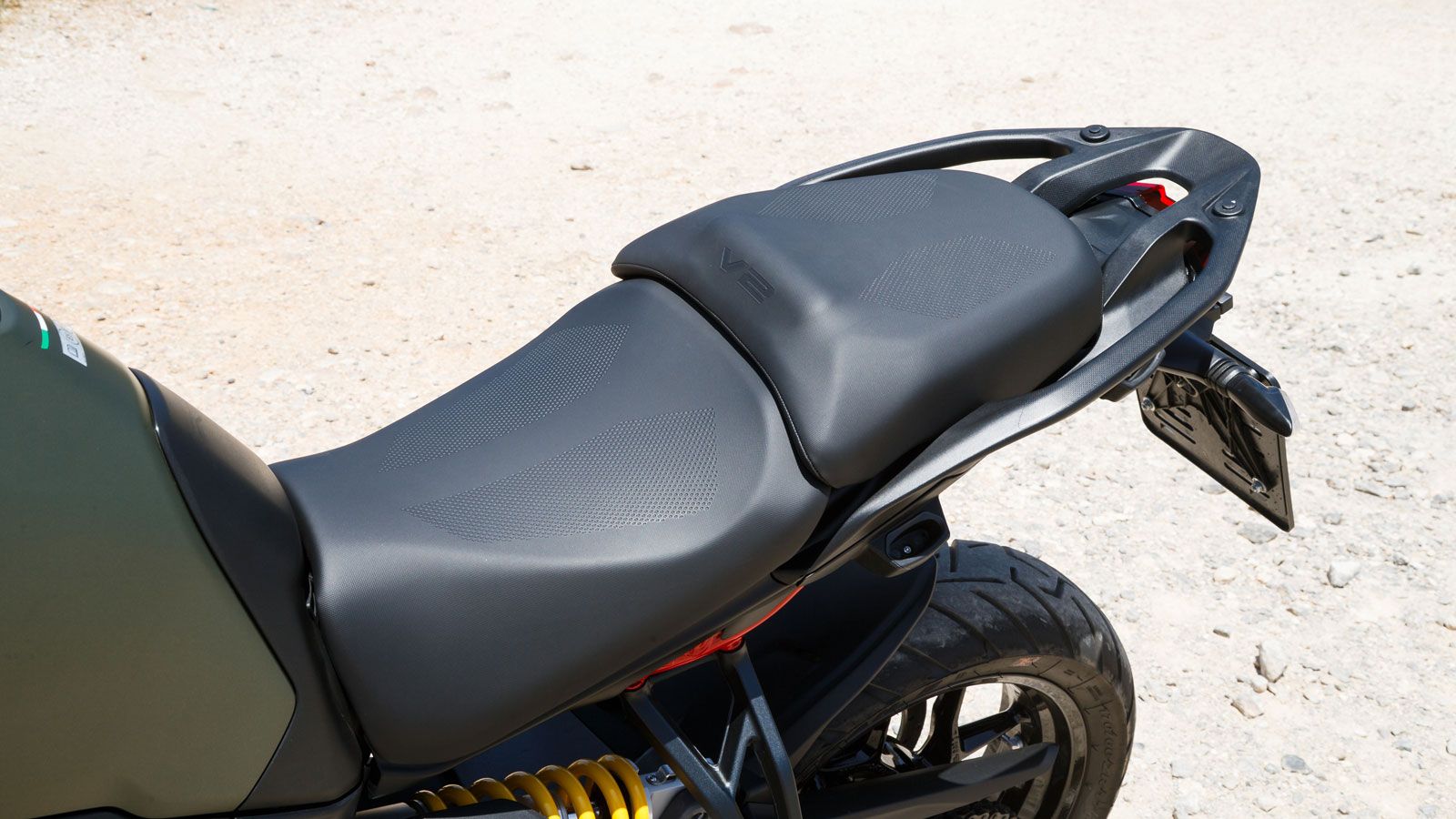 Ανεβαίνοντας στην σέλα της νέας Multistrada V2S και «σηκώνοντάς» την, το πρώτο πράγμα που θα σε εντυπωσιάσει είναι η ανάλαφρη αίσθηση της μοτοσυκλέτας. 