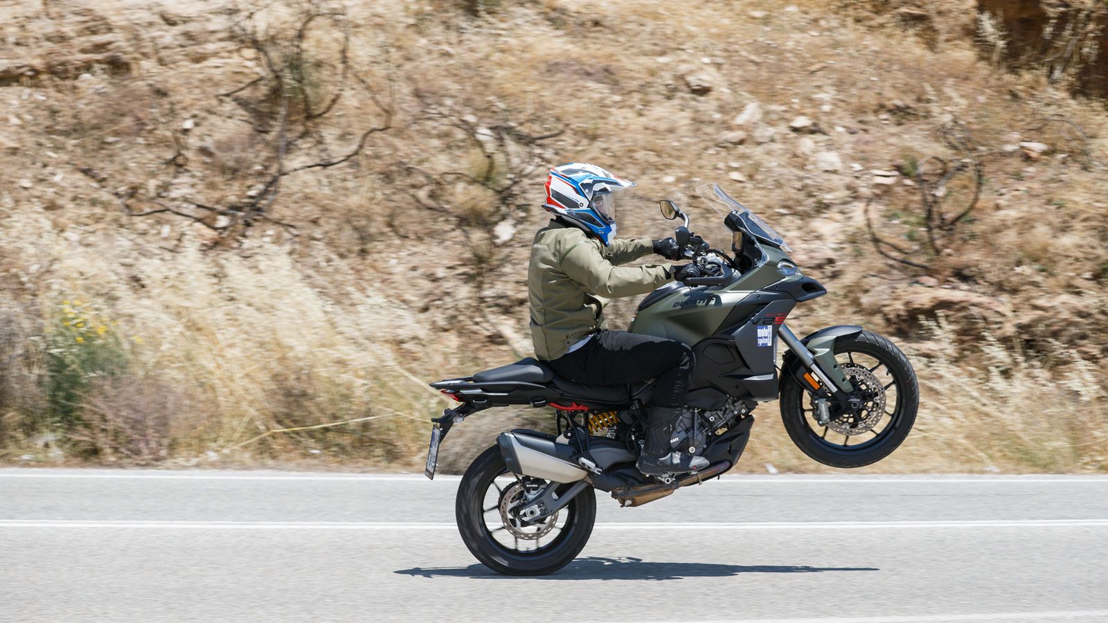 Γυρνώντας τον διακόπτη και θέτοντας τον V2 σε λειτουργία, η γλυκιά και ισορροπημένη χροιά της εξάτμισης (απουσία του χαρακτηριστικού ήχου του ξηρού συμπλέκτη), θα ξυπνήσει τις τουριστικές σου διαθέσει