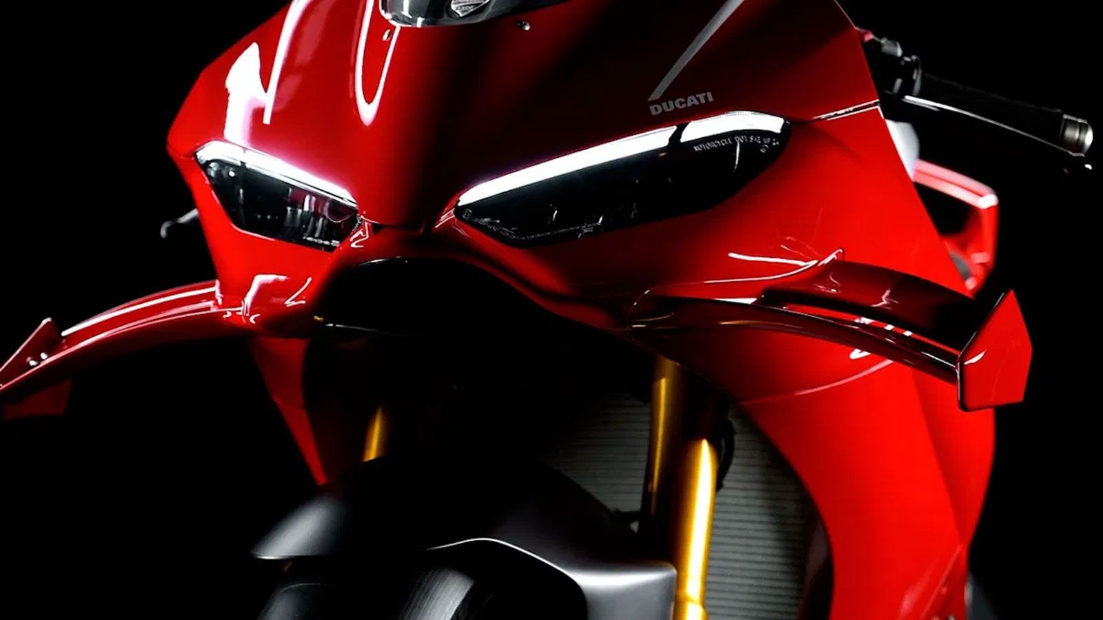 Η νέα Ducati Panigale V4 R 2025 έρχεται με στοιχεία απευθείας από τις πίστες του MotoGP, φέρνοντας για πρώτη φορά σε μοντέλο παραγωγής τα Corner Sidepods του 2021. Η αεροδυναμική της έχει ανασχεδιαστε