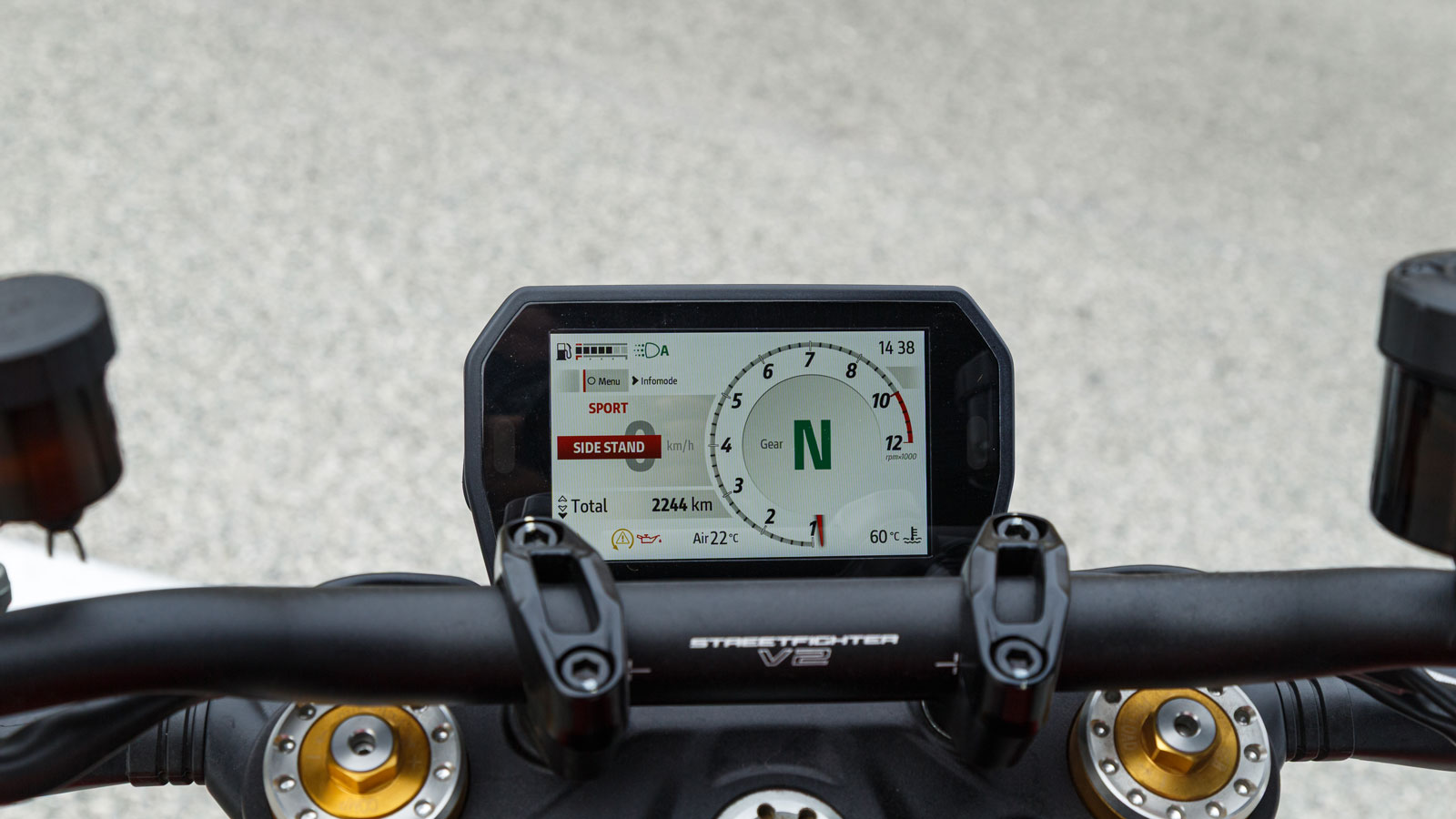 Την πληροφόρηση του αναβάτη αναλαμβάνει μια νέα TFT οθόνη 5 ιντσών με ολοζώντανα χρώματα και όμορφα γραφικά.