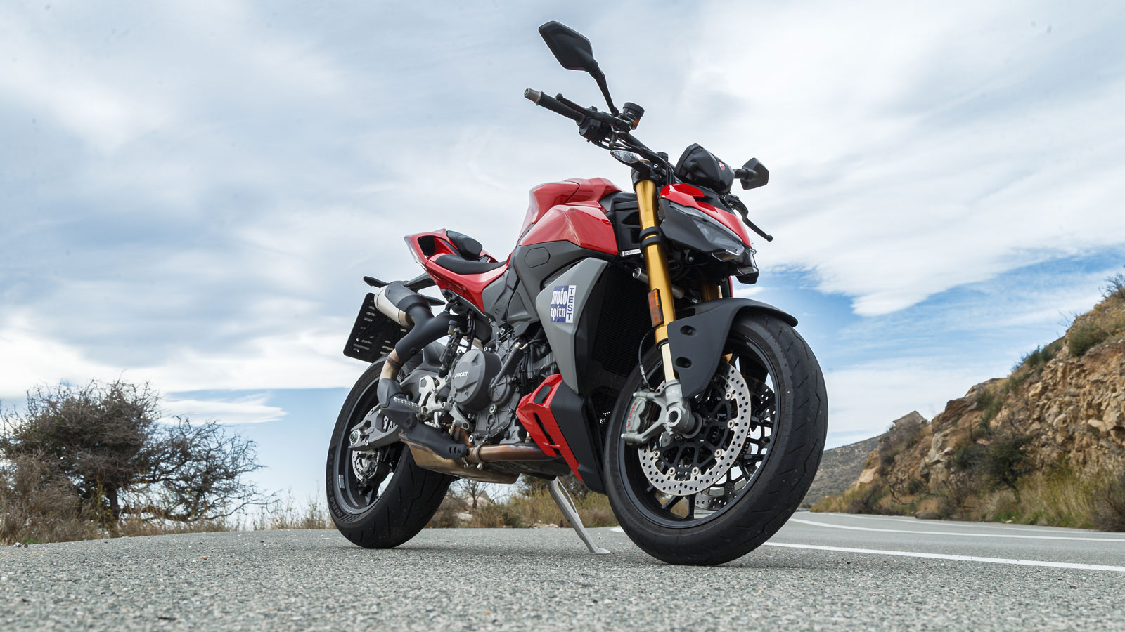 Για το 2025, το downsizing σε κυβισμό και βάρος συνοδεύεται από αναβάθμιση σε εξοπλισμό και δυνατότητες, δημιουργώντας ένα μάχιμο σύνολο που διαχωρίζει ναι μεν τη θέση του από το πιο εξωγήινο V4 αλλά 