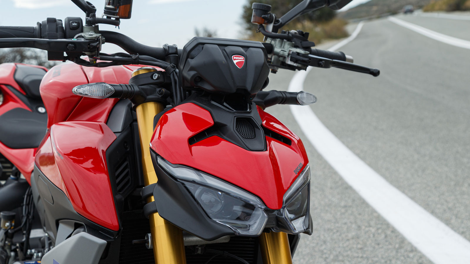 Η κομψή Ιταλίδα κυρία με την κόκκινη αποκαλυπτική φορεσιά, θέλγει με την sexy παρουσία της κάθε ζευγάρι οφθαλμών που την αντικρίζει.